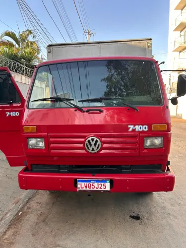Caminhão Vokswagem 7100 Baú 