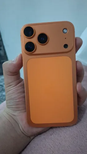 iPhone 11 na carcaça do 17 pro 