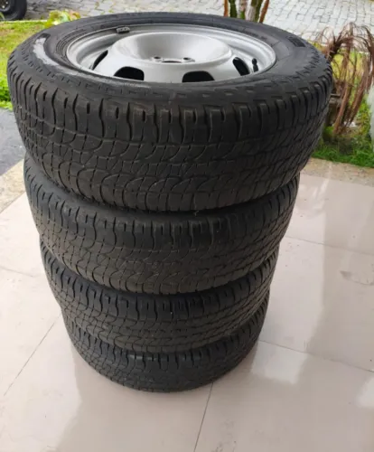 Vendo jogo de rodas de ferro com 4 pneus 16/215/65