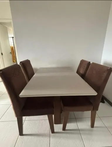 Mesa de Jantar c/ 4 cadeiras