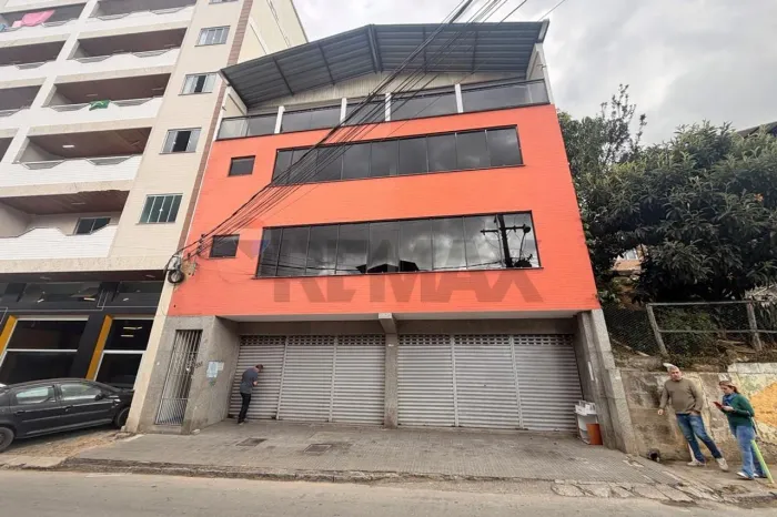 Prédio Comercial em Nova Friburgo com diversas possibilidades de investimento!