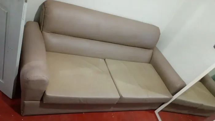 Vendo sofá de corino 