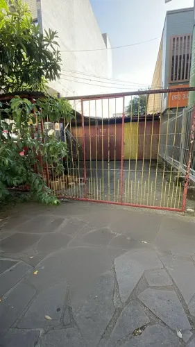 Terreno com Galpão de 198m² Próximo à Av. Assis Brasil
