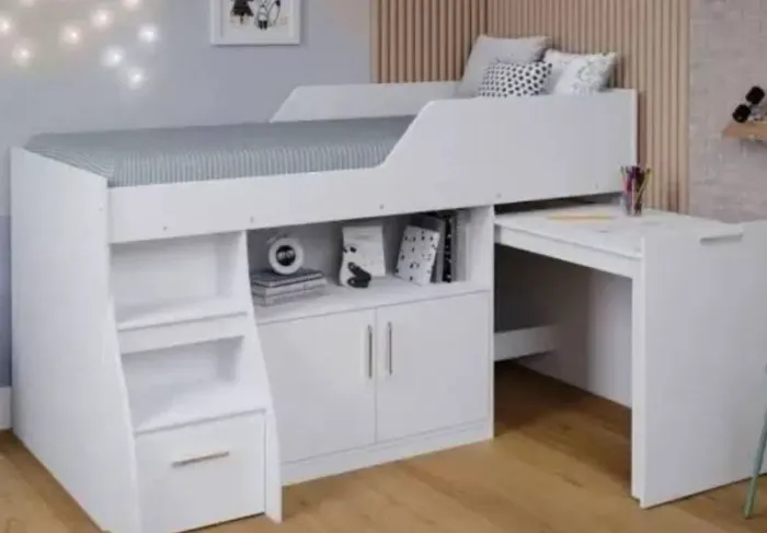 Cama com escrivaninha e armário