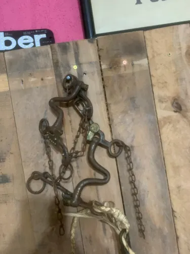 Dois freio de cavalo antigo de ferro 
