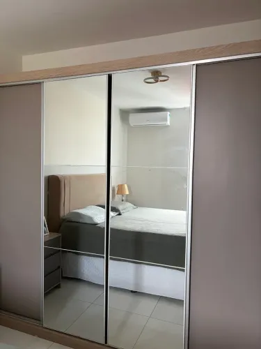 Vendo guarda roupa. 4 portas com 2 criado mudo