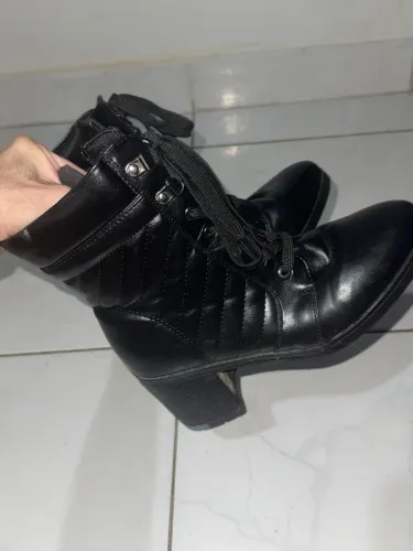 Bota com salto
