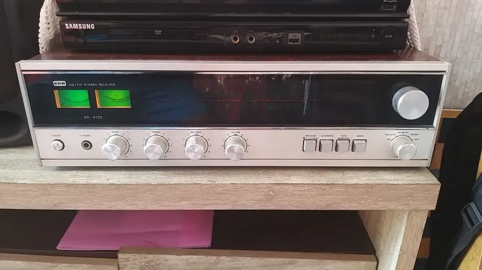 Receiver CCE em perfeito funcionamento.radio ok,auxiliar ok.som de alta qualidade.