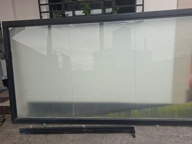 Vendo portão de alumínio e vidro blindei, 1, 75 de alt. x 3,29 de comp.,com guia lateral.