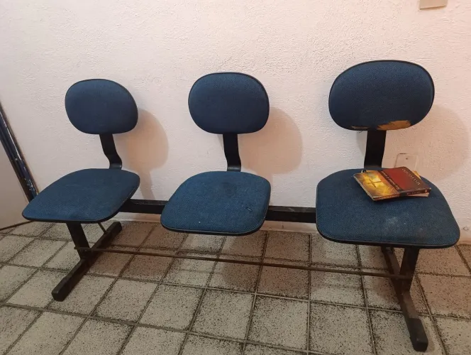 Oferta cadeira três lugares - Ideal p/recepção,consultório,salão,resistente; confortável!