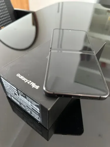 Galaxy Z Flip 5 512 GB / 8 GB RAM