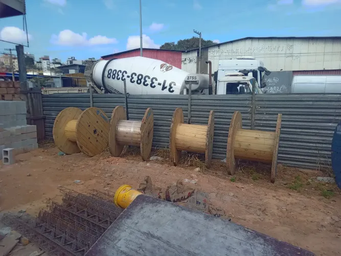 Bobinas de madeira para fazer messas
