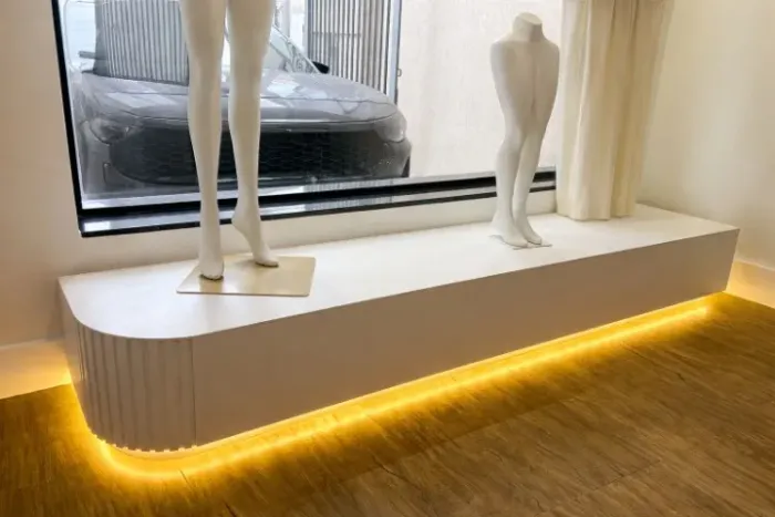 Elevado para vitrine com led manequins 220x40