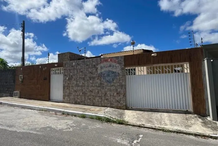 Casa à venda em Alagoinhas Velha com 3 quartos, sendo 2 suítes, garagem - Próximo ao Colég