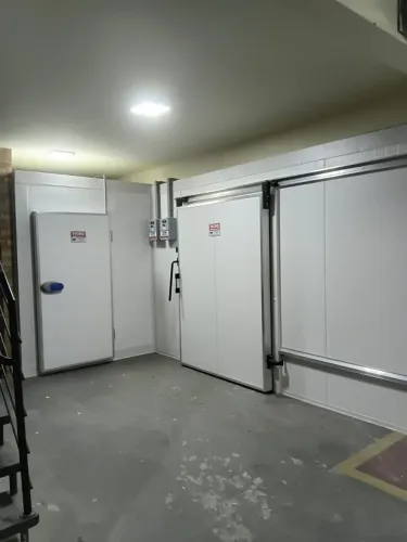 CAMARA RESFRIADA COMERCIAL C/ PORTA DE CORRER