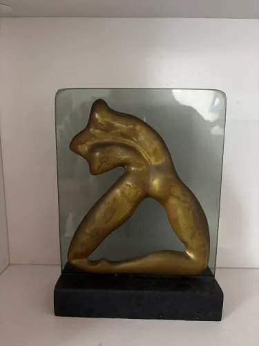 Estatueta de mesa de latão, mármore e vidro
