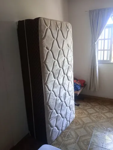 Cama box de casal perfeita, geladeira Brastemp nova, sofá quatro lugares