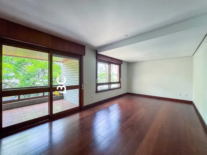 A BC Imóveis apresenta esta cobertura duplex de 394m², sofisticada no bairro Petrópolis