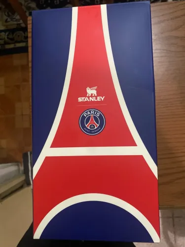 Garrafa Stanley edição especial do PSG