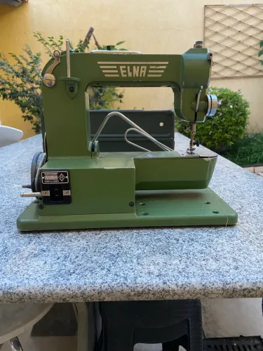 Máquina de costura Elna