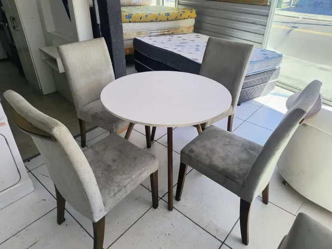 MESA COM 4 CADEIRAS