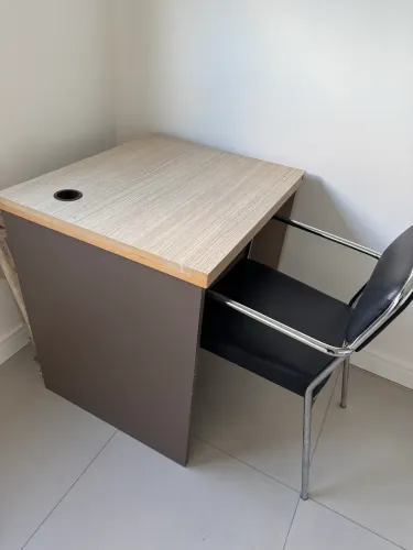 Mesa de Estudos e Cadeira em Couro