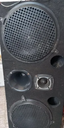 Vende se cuide som com dois alto falantes d 12 e uma super tweeter e uma corneta e módulo.