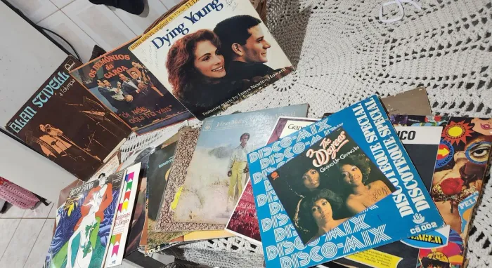 Discos de vinil 15 reais cada 4 unidades por 50 reais