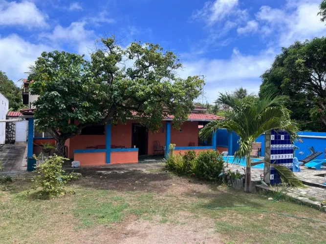 Casa para temporada na praia de Carapibus, a 200metros da praia e bem localizada.