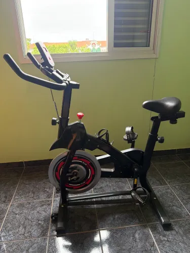 BIKE SPINNING PROFISSIONAL TREINO INTENSO EM CASA SUPORTA ATE 150 KG SUPER SILENCIOSA
