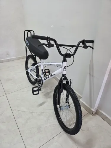Bicicleta Bike BMX aro 20 NOVA<br>BiciclQuadro em ferro<br>Selim XR<br>Sem marcha