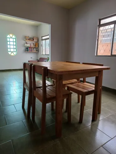 Mesa de madeira 4 lugares