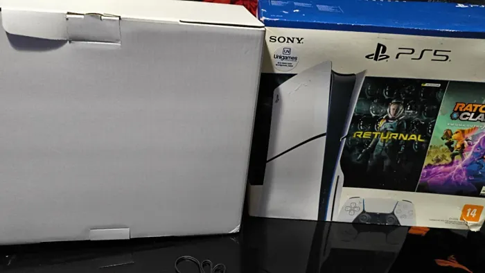 PlayStation 5 o ano de uso conservado funcionando bem vai dois controles branco vermelho