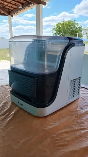 Máquina de gelo cubinho 220 a voltagem nova três meses de uso