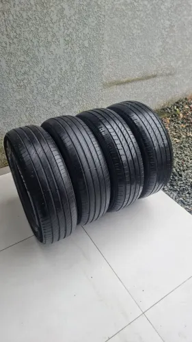 Pneu 215/65 R17 - Excelente estado