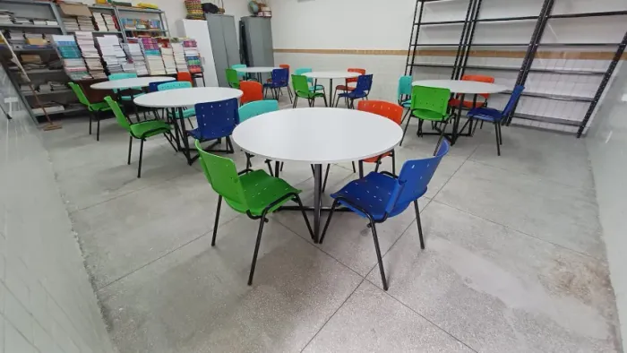 Mesas e cadeiras escolas