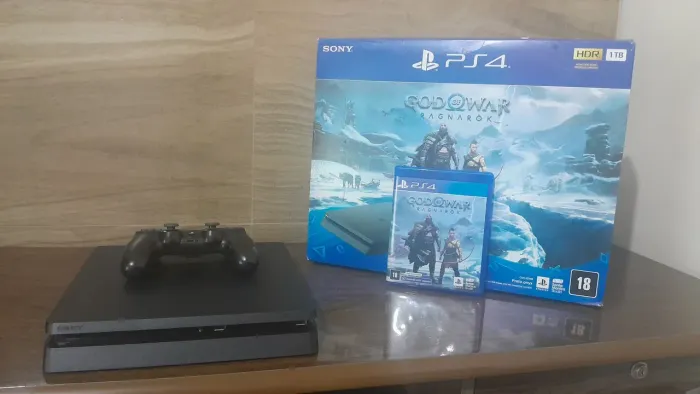 PS4 Slim 1TB ORIGINAL ? Não é desbloqueado + God of War Ragnarök Físico!