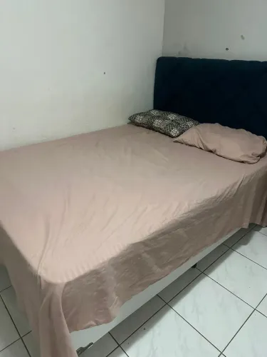 Cama de casal com espelho