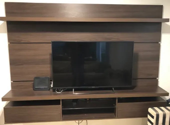 Rack suspenso para TV em MDF