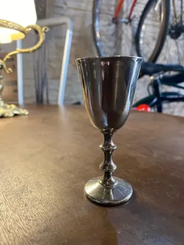 Cálice espessurado em prata. 
