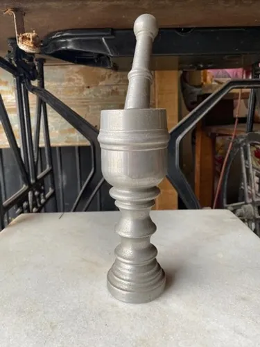 Antigo pilão de alumínio fundido. 