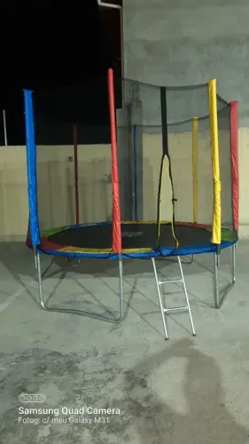 Pula pula infantil para brincar ao ar livre