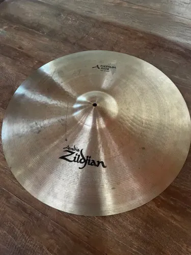 Prato Zildjian Avedis Medium Ride 24 Usado
