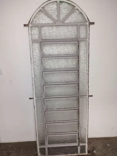 Janela em arco de vidro com estrutura em metal
