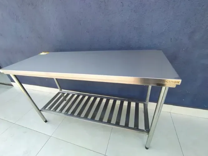 Bancada com paneleiro gradeado em aço inox 1.5 Metros