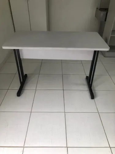 mesas e armários de todos os tamanhos e cores e modelos
