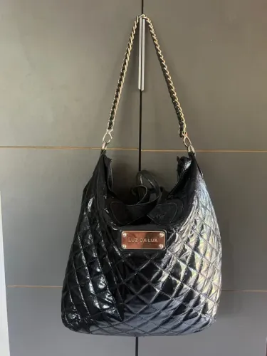 Bolsa grande couro Luz da Lua preta Matelassê  