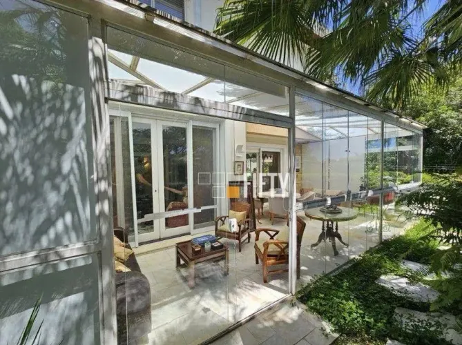 Casa de condomínio fechado, à venda, com 589m², elevador privativo, 2 suítes, jardim de in