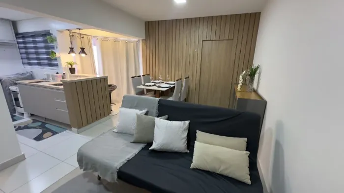 APARTAMENTO - 1 QUARTO - REFORMADO - MOBILIADO - ANDAR ALTO - CENTRO FOZ - 1 VAGA