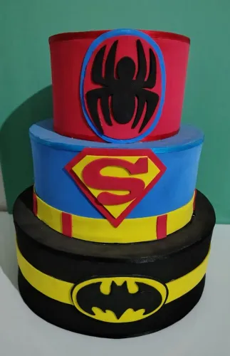 Bolo de papelão revestidos de eva (tema super heróis)